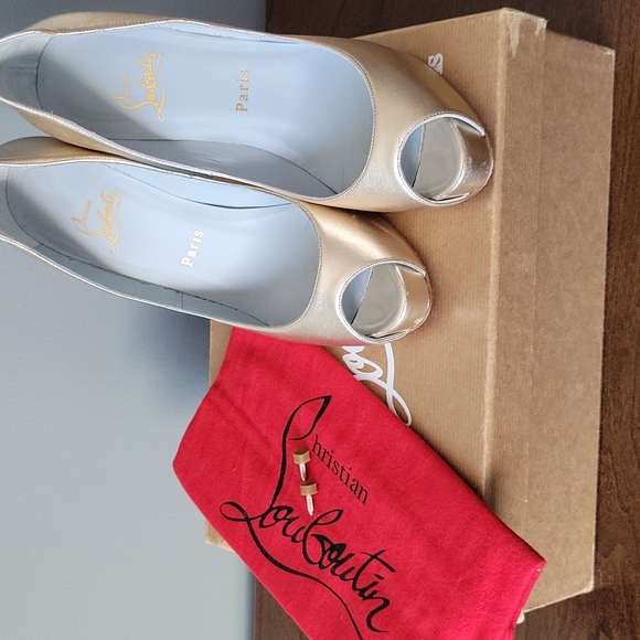 Christian Louboutin gold peep toe pump - Picture 8 of 9